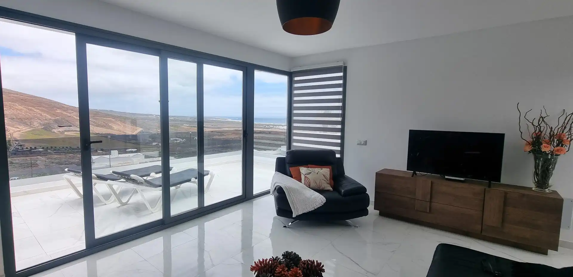 Sala d'estar de Casa o xalet en venda en Haría amb Jardí privat, Terrassa i Piscina