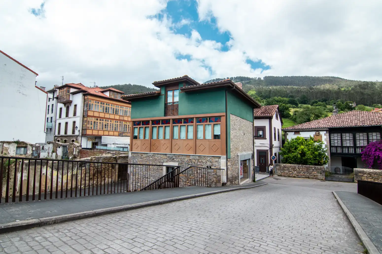 Vista exterior de Casa o xalet en venda en Salas amb Calefacció, Parquet i Moblat