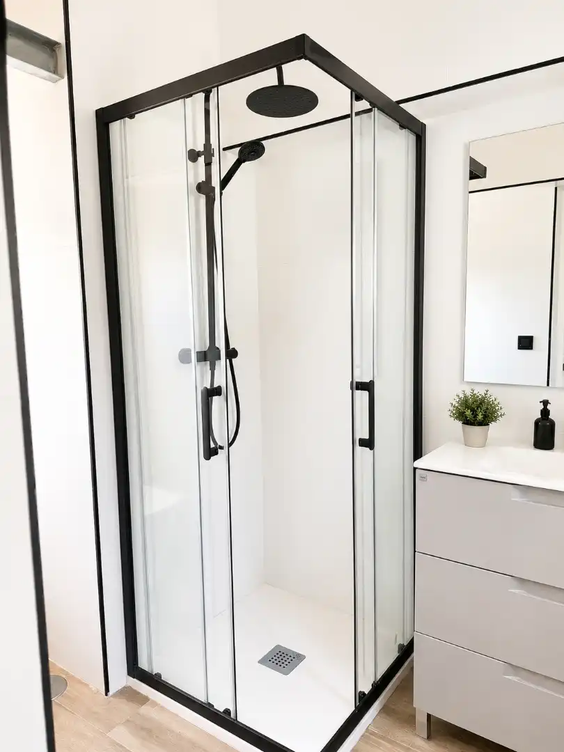 Baño de Estudio de alquiler en Madrid con Calefacción, Parquet y Amueblado