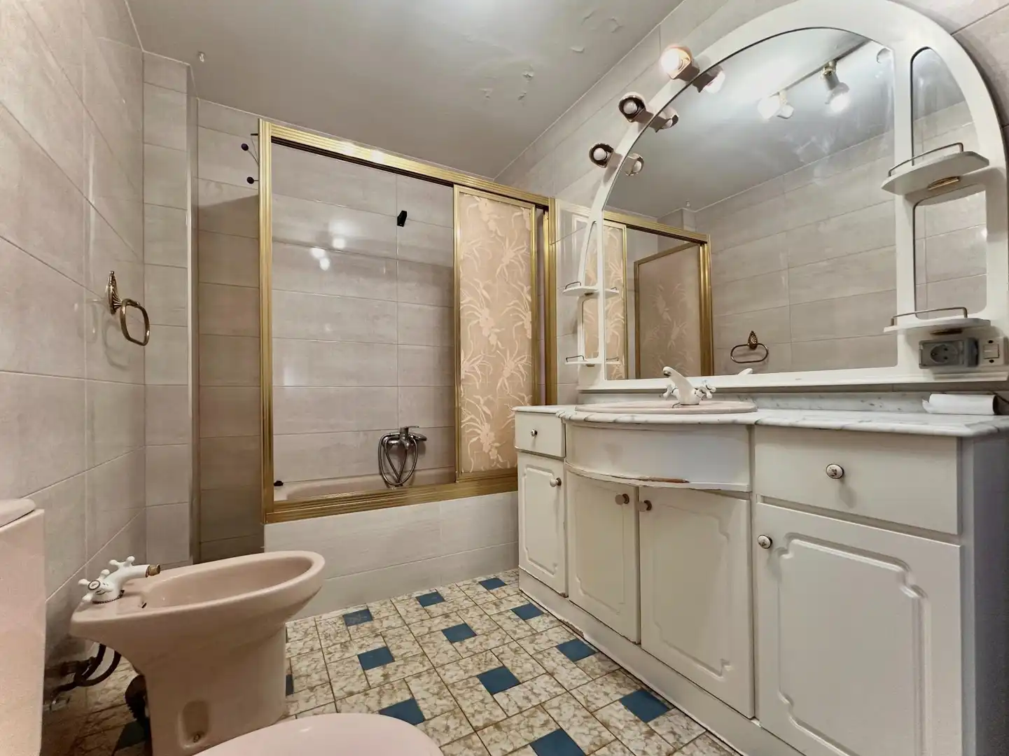 Baño de Piso en venta en Granada con Aire acondicionado, Calefacción y Terraza