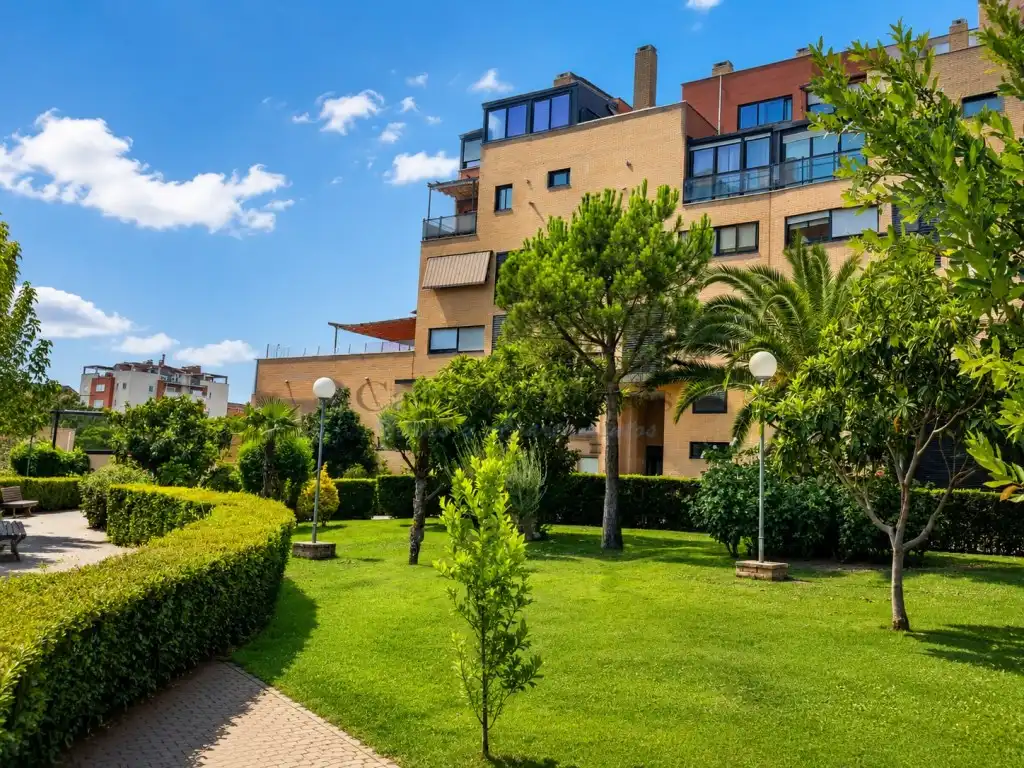 Exterior view of Attic for sale in Alcalá de Henares  with Private garden, Terrace and Swimming Pool