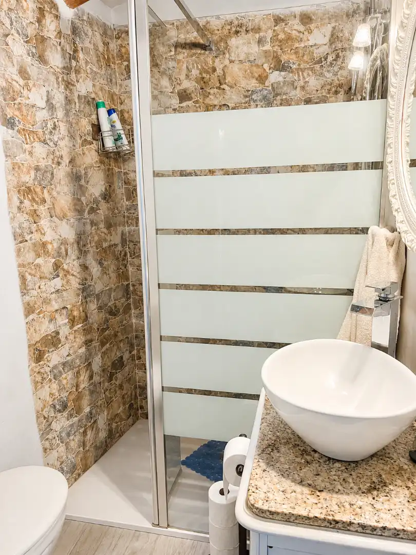 Baño de Casa adosada en venta en Fuenterrobles con Aire acondicionado y Amueblado