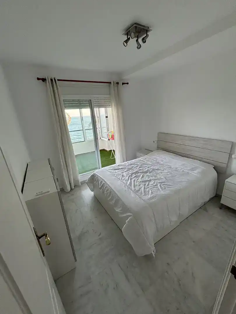 Dormitori de Pis de lloguer en Benalmádena amb Aire condicionat, Piscina i Moblat