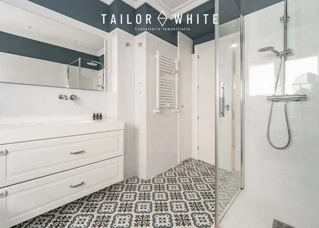 Badezimmer von Wohnung zur Miete in Madrid mit Klimaanlage, Heizung und Ofen