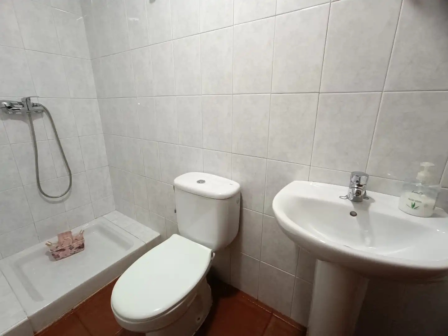 Badezimmer von Einfamilien-Reihenhaus zum Verkauf in Valdáliga mit Heizung, Abstellraum und Balkon