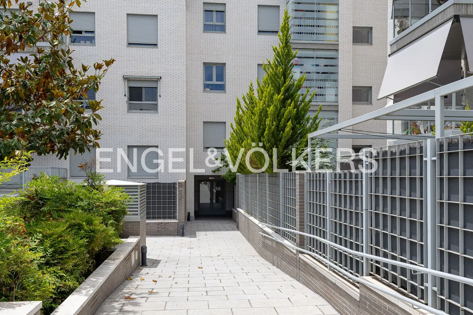 Außenansicht von Wohnung zur Miete in San Sebastián de los Reyes mit Klimaanlage, Heizung und Privatgarten