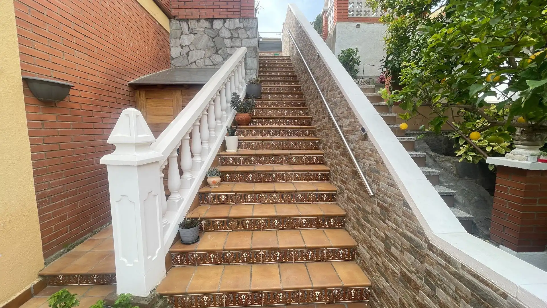 Vista exterior de Casa o xalet en venda en Rubí amb Calefacció, Jardí privat i Terrassa