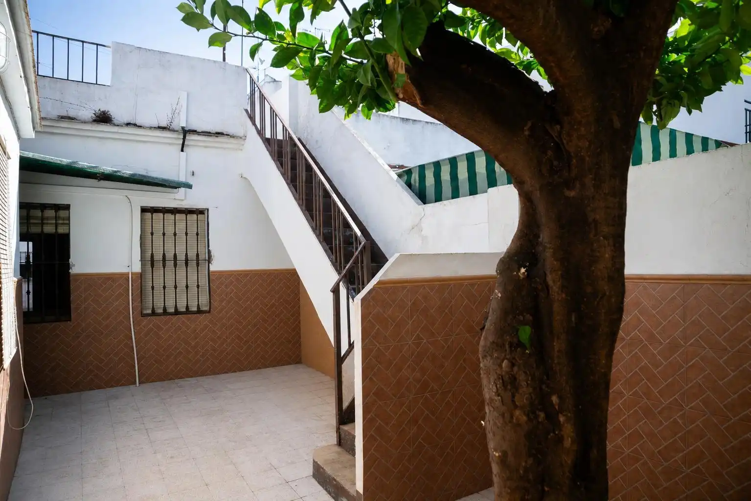 Vista exterior de Casa o xalet en venda en Camas amb Terrassa i Traster