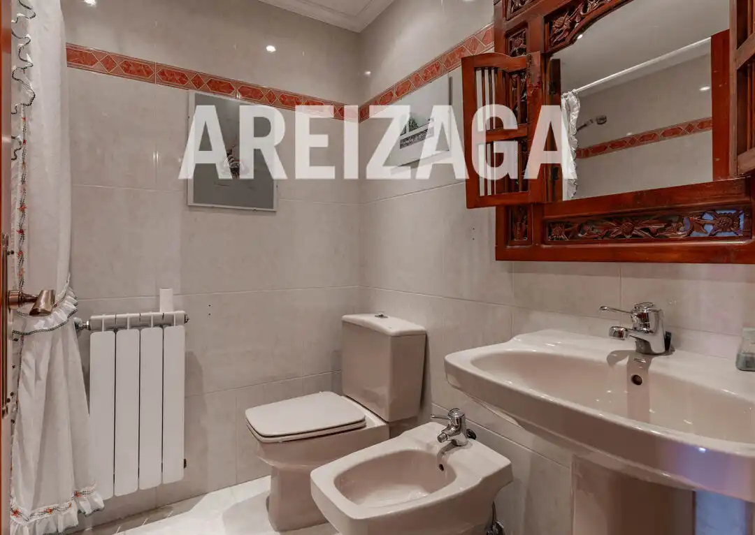 Bany de Casa o xalet en venda en Donostia - San Sebastián  amb Calefacció, Jardí privat i Terrassa