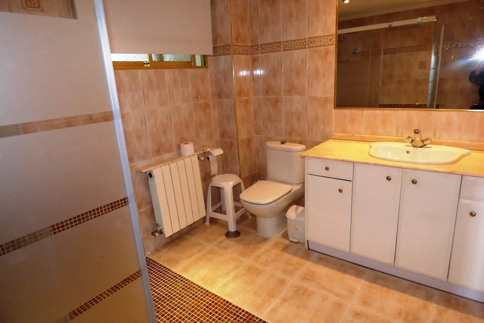 Badezimmer von Wohnung zum Verkauf in Alicante / Alacant mit Klimaanlage, Heizung und Privatgarten