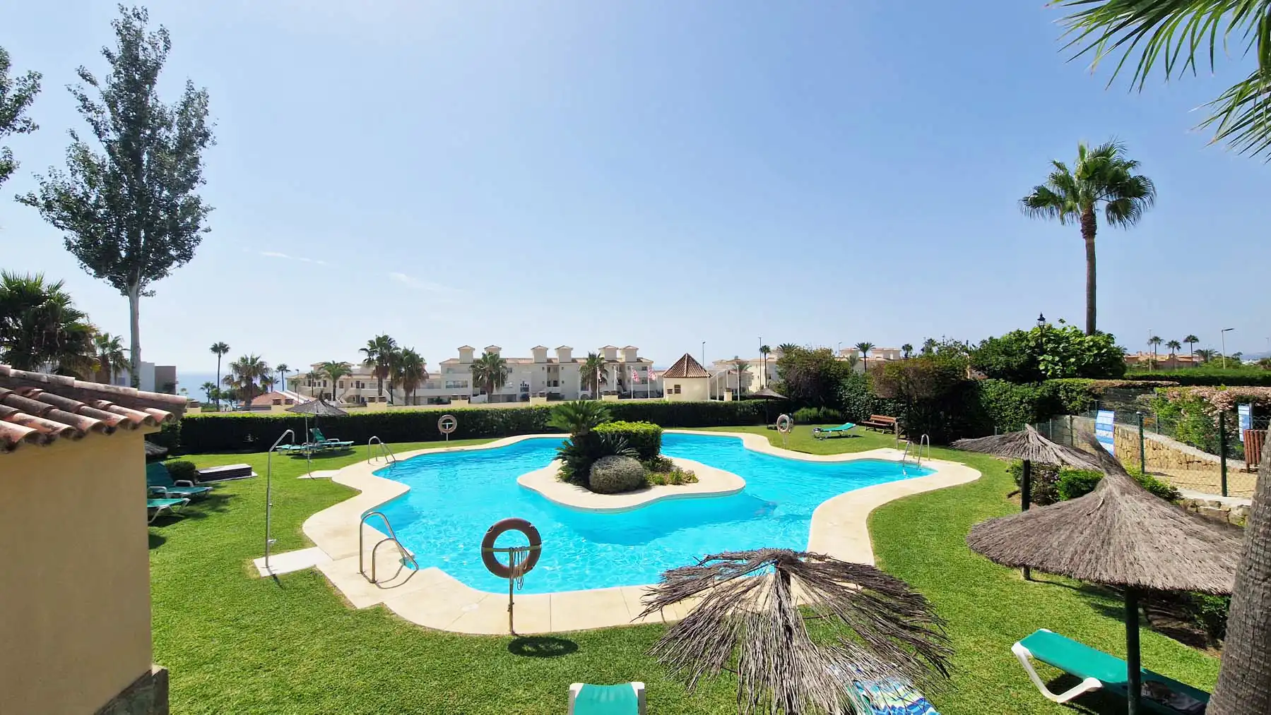 Schwimmbecken von Einfamilien-Reihenhaus zum Verkauf in Estepona mit Klimaanlage, Privatgarten und Terrasse