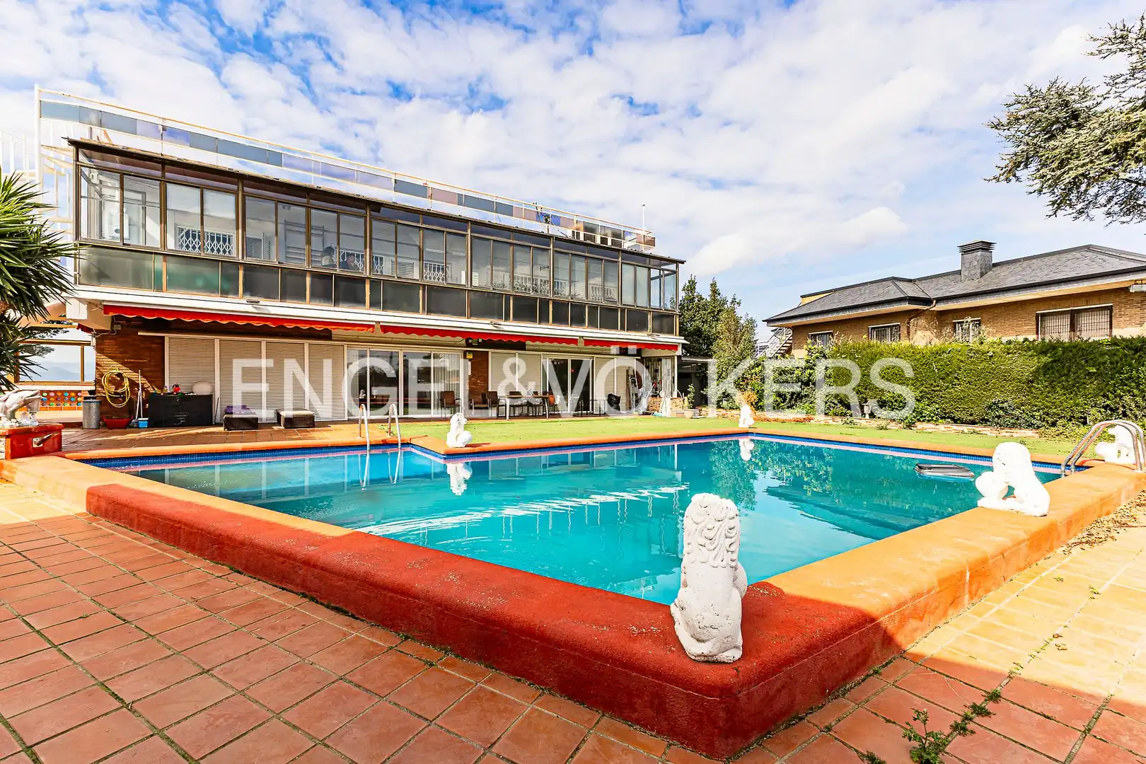 Piscina de Casa o xalet en venda en Sant Just Desvern amb Calefacció i Jardí privat