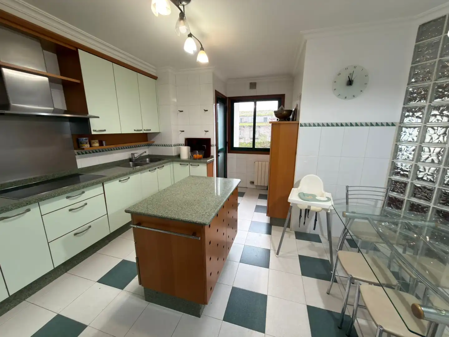 Cocina de Piso en venta en Pontevedra Capital  con Calefacción, Parquet y Trastero