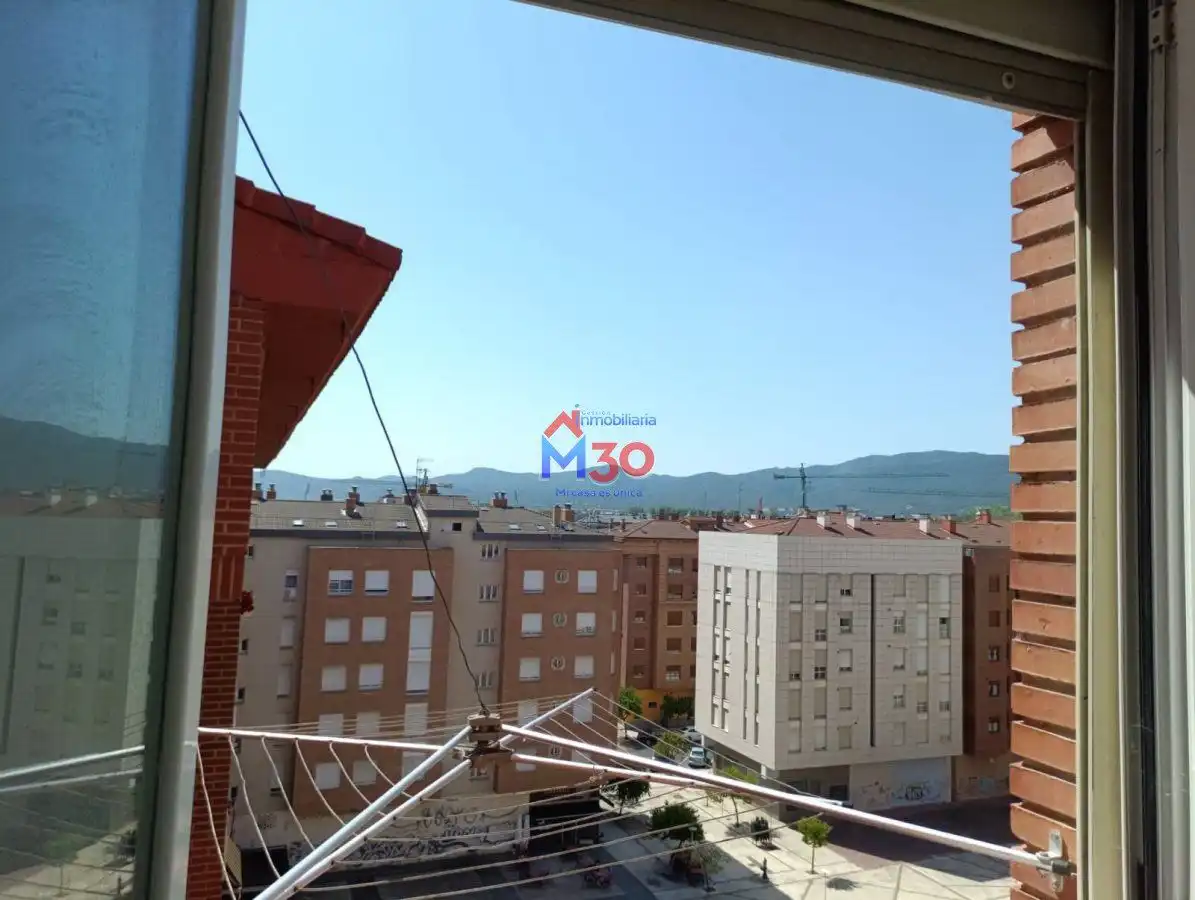 Dormitori de Apartament en venda en Miranda de Ebro amb Calefacció, Terrassa i Traster