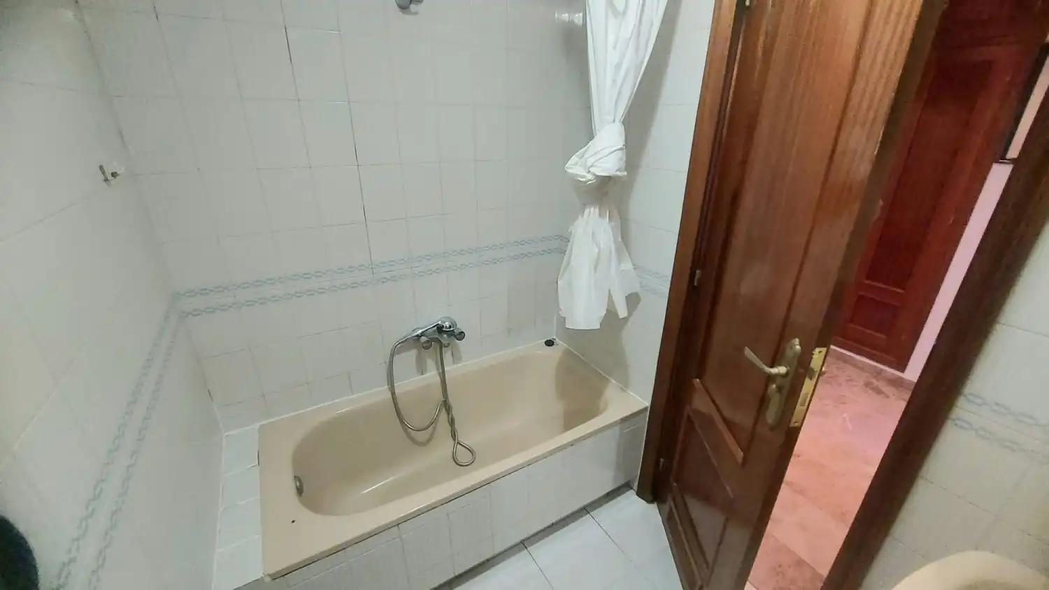 Baño de Piso de alquiler en Jaén con Calefacción, Terraza y Amueblado