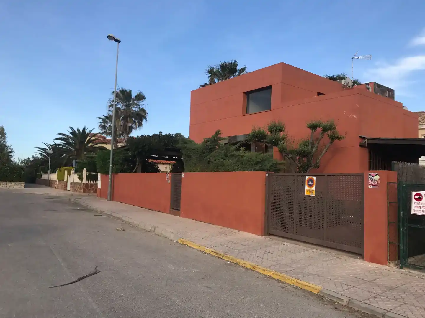 Vista exterior de Casa o xalet de lloguer en Oliva amb Aire condicionat i Piscina