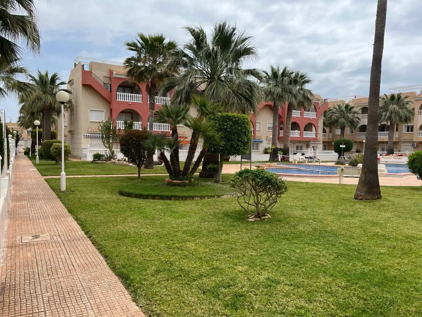Vista exterior de Apartament en venda en Los Alcázares amb Aire condicionat, Calefacció i Jardí privat