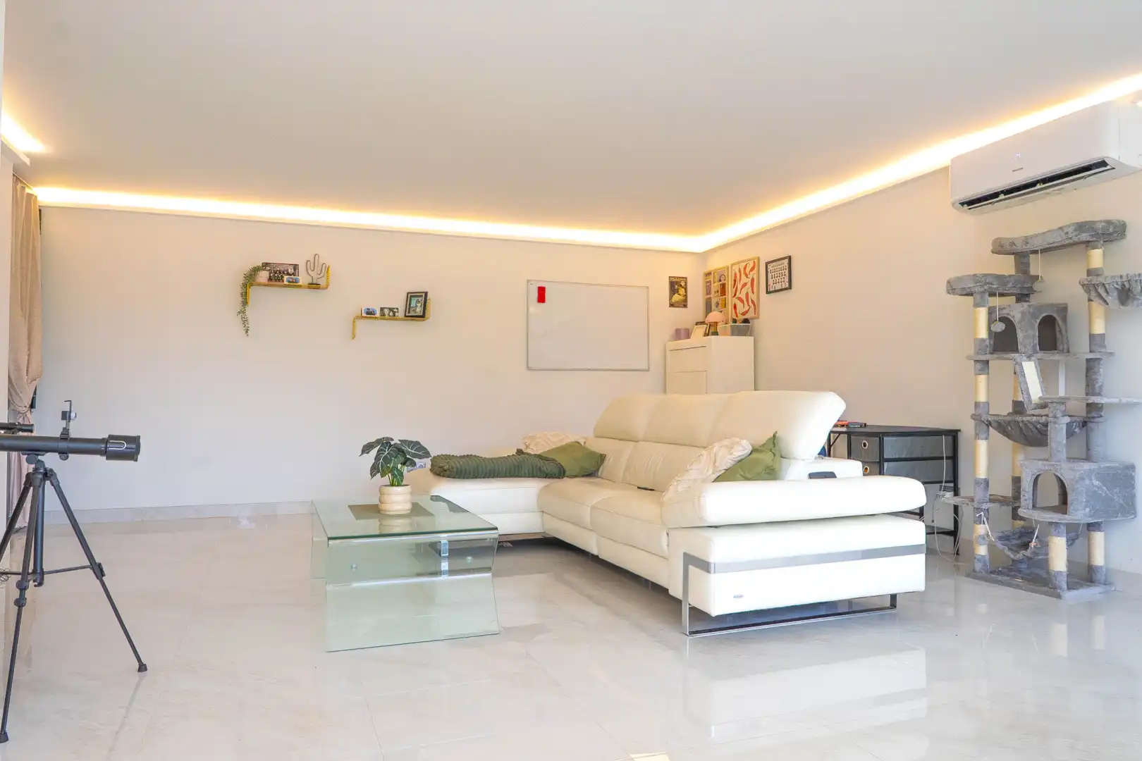 Sala d'estar de Casa o xalet en venda en Benalmádena amb Aire condicionat, Calefacció i Jardí privat