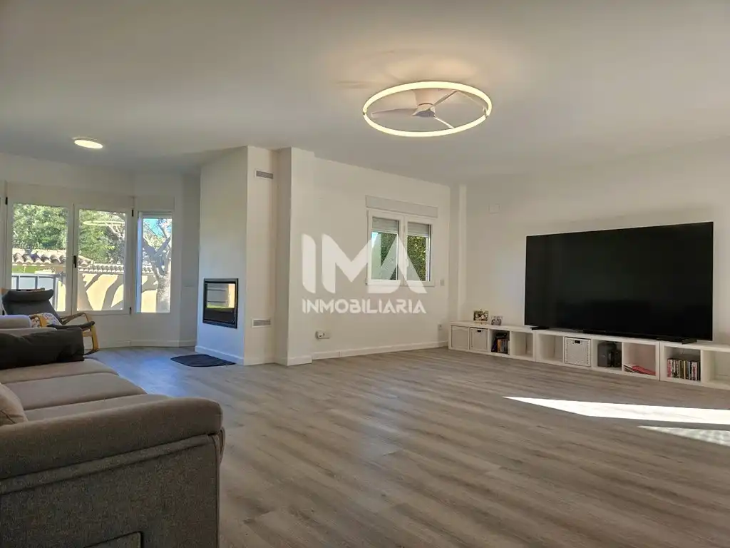 Sala d'estar de Casa o xalet en venda en L'Eliana amb Aire condicionat, Calefacció i Jardí privat