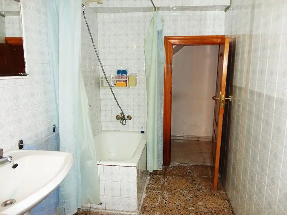 Bany de Casa adosada en venda en Castrillo de la Reina amb Calefacció i Traster