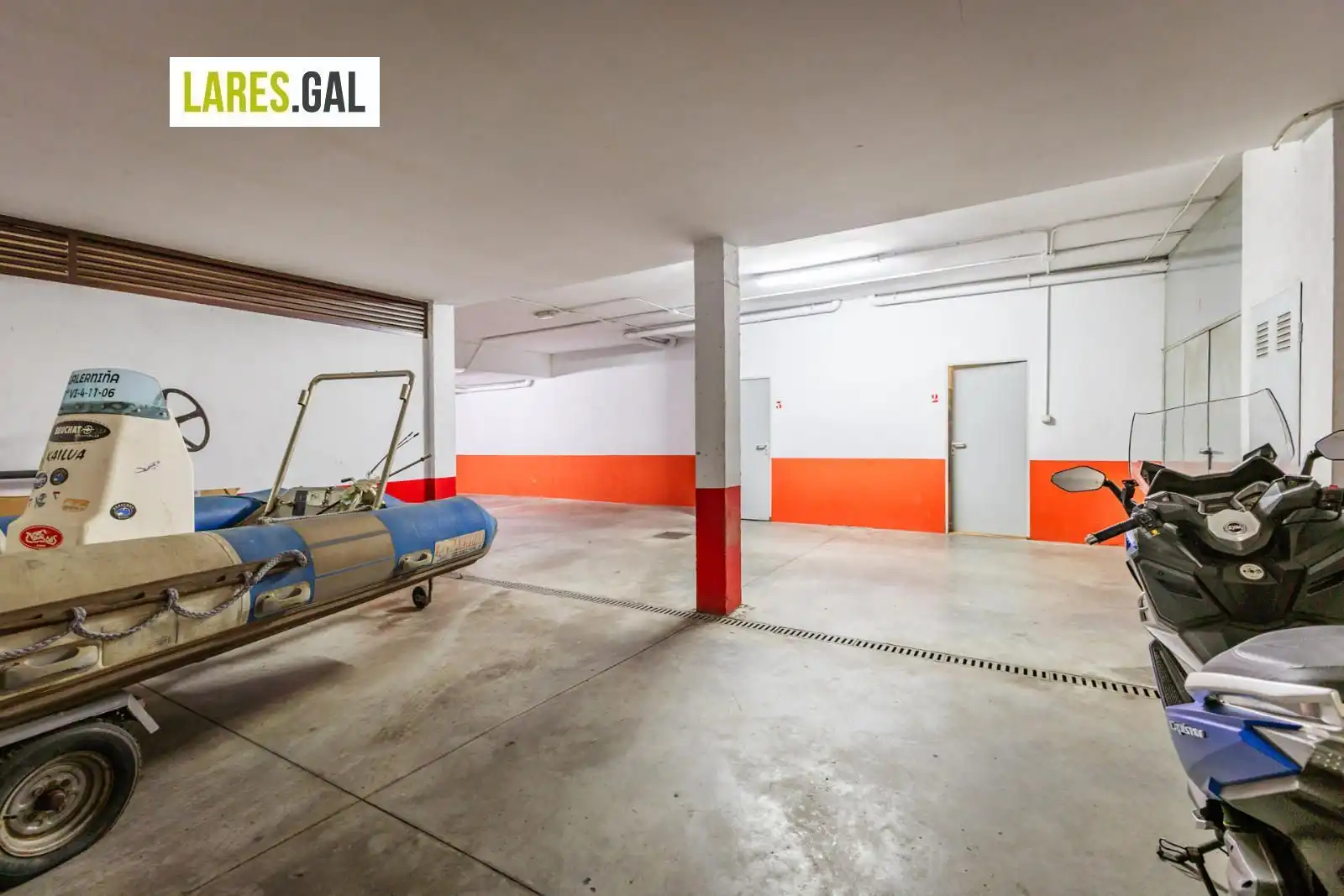 Parkplatz von Einfamilien-Reihenhaus zum Verkauf in Cangas  mit Heizung, Terrasse und Abstellraum