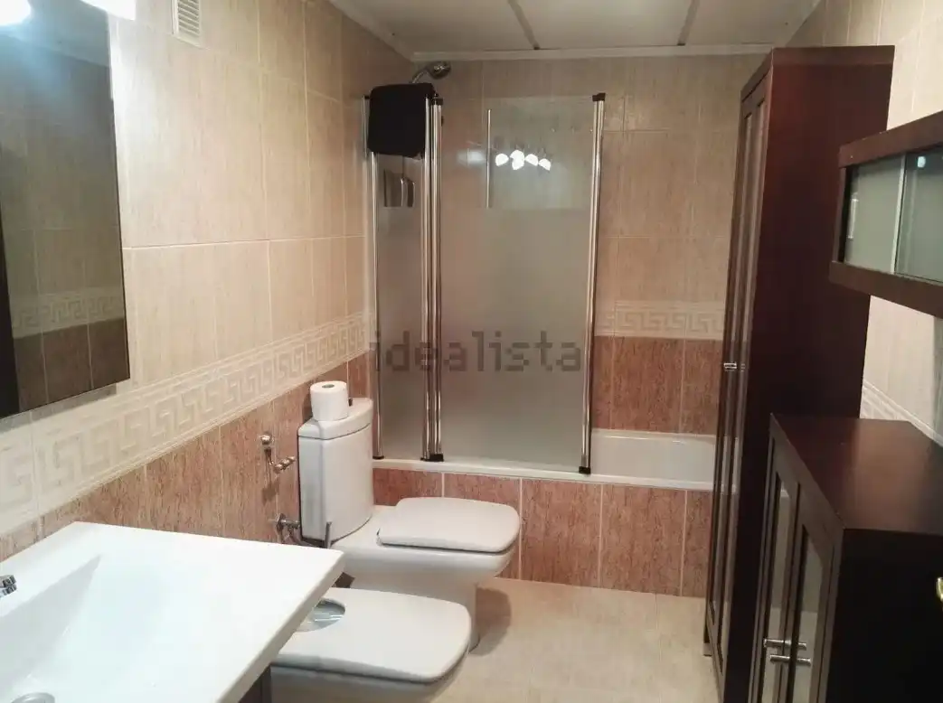Baño de Piso en venta en Granada con Aire acondicionado, Calefacción y Amueblado