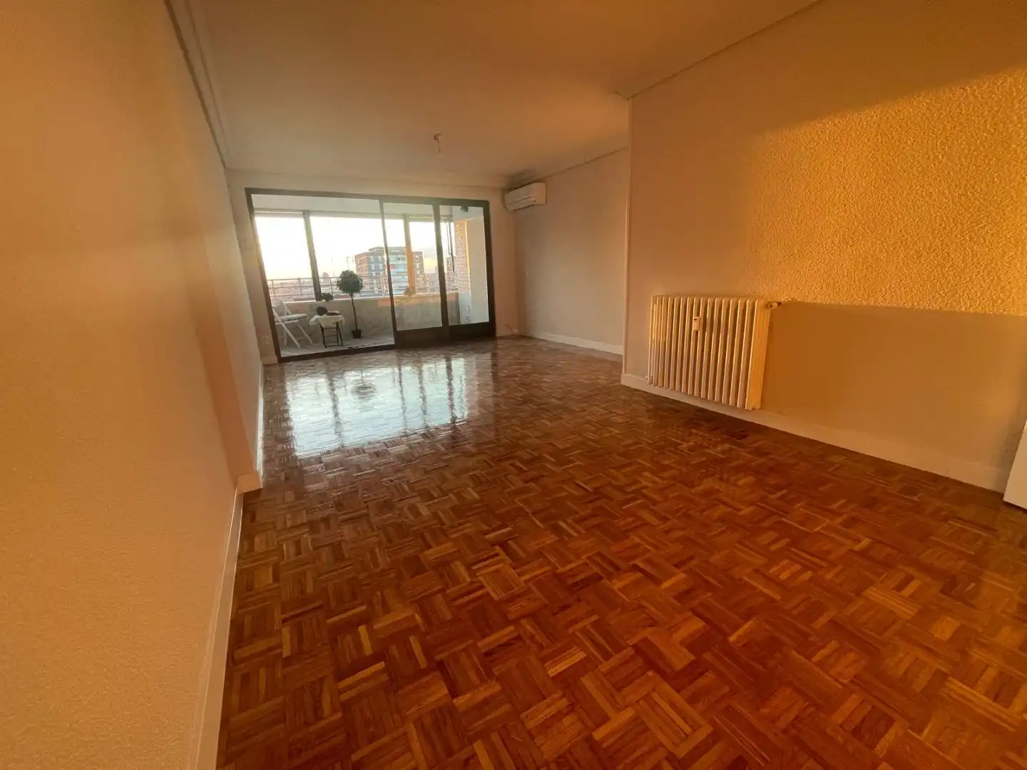 Living room of Flat for rent in Madrid  with Air Conditioner, Heating and Parquet flooring