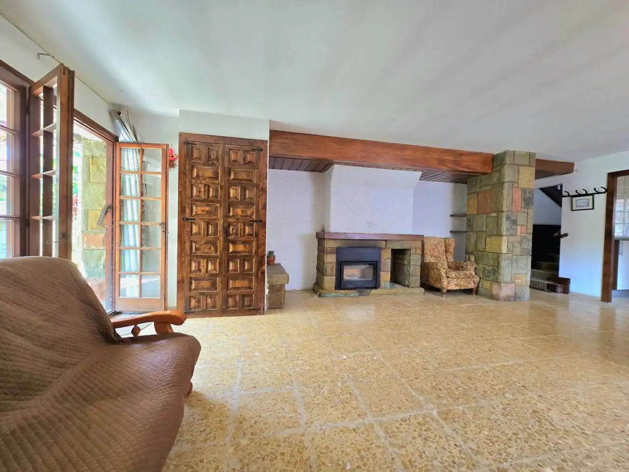 Sala d'estar de Casa o xalet en venda en Vilanova i la Geltrú amb Jardí privat i Terrassa