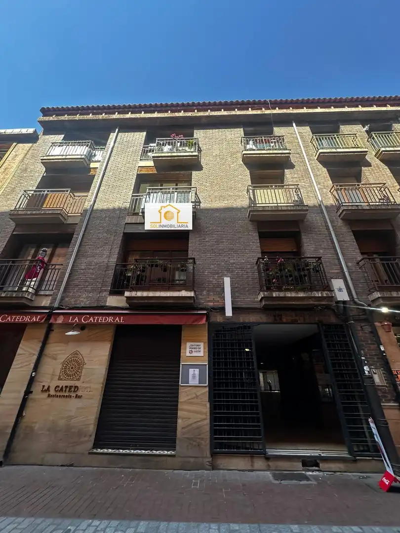 Vista exterior de Pis en venda en León Capital  amb Calefacció, Parquet i TV