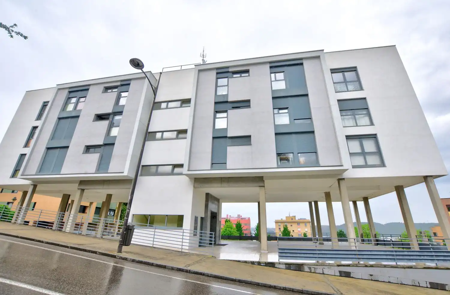 Außenansicht von Wohnung zum Verkauf in Avilés mit Heizung, Abstellraum und Schwimmbad
