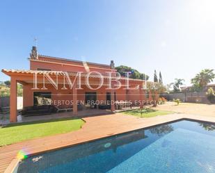 Vista exterior de Casa o xalet en venda en Mataró amb Calefacció, Jardí privat i Terrassa