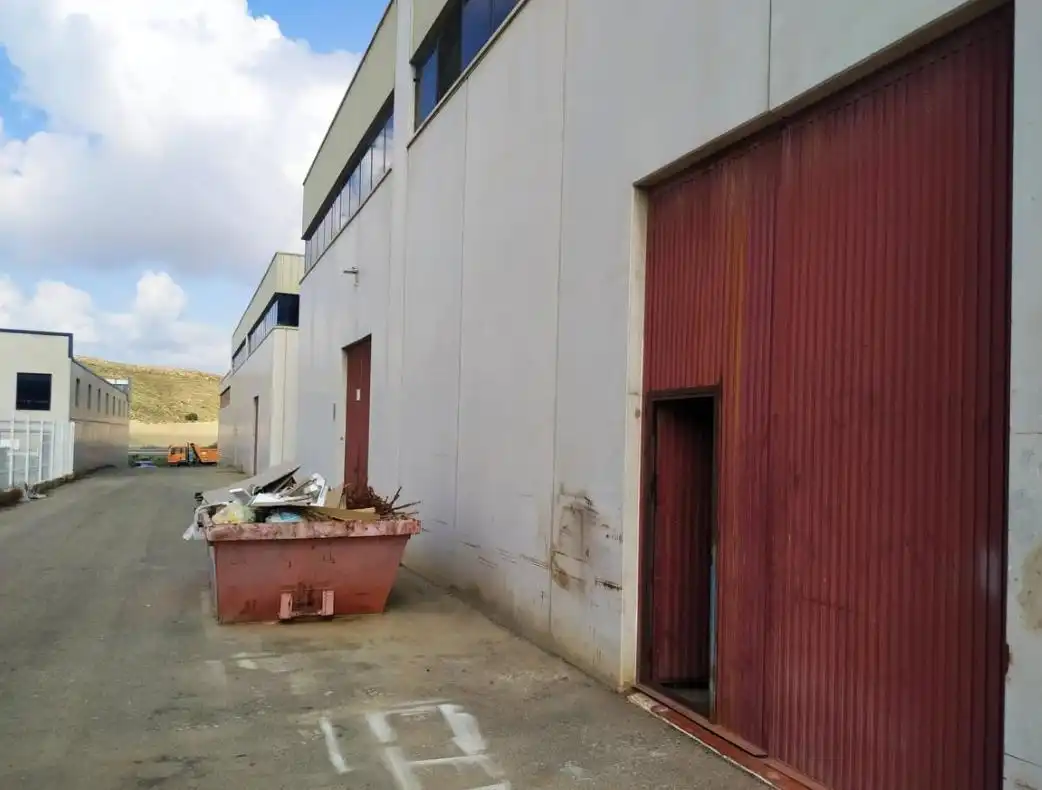 Außenansicht von Fabrikhallen zur Miete in Antas