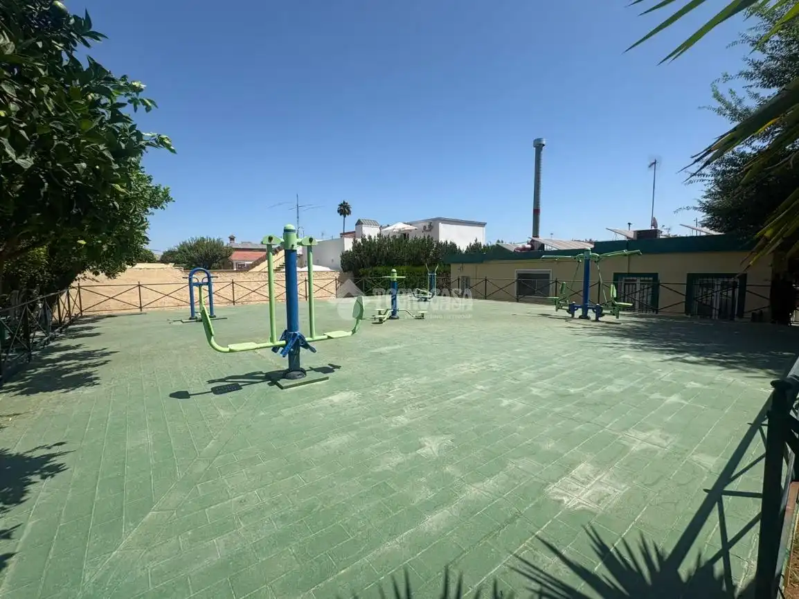 Vista exterior de Casa o xalet en venda en Espartinas amb Aire condicionat, Piscina i Piscina comunitària