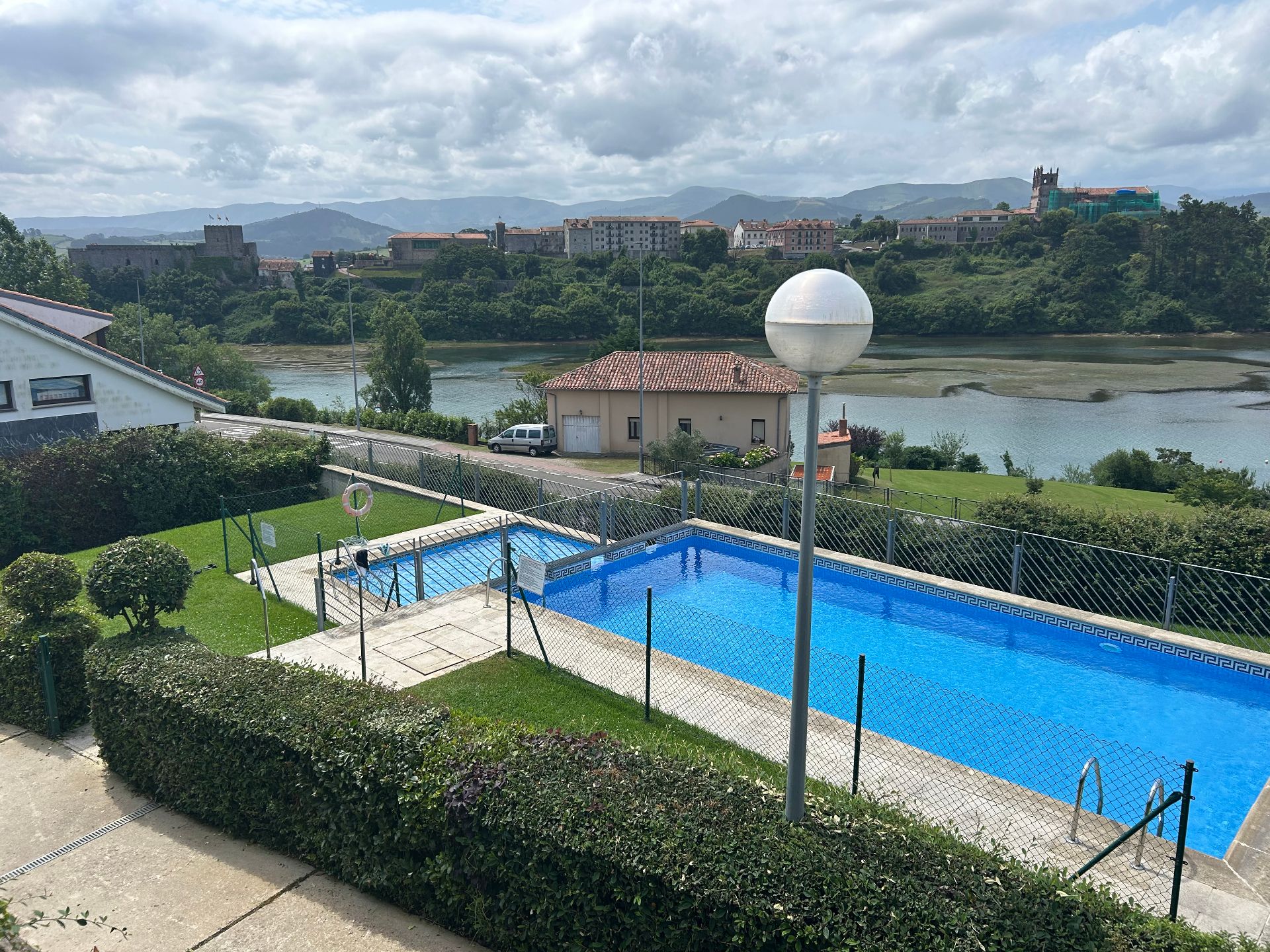 Piscina de Dúplex de lloguer en San Vicente de la Barquera amb Calefacció, Traster i Moblat