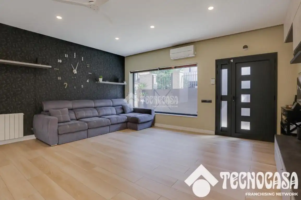 Sala d'estar de Casa o xalet en venda en Santa Coloma de Gramenet amb Aire condicionat, Calefacció i Terrassa