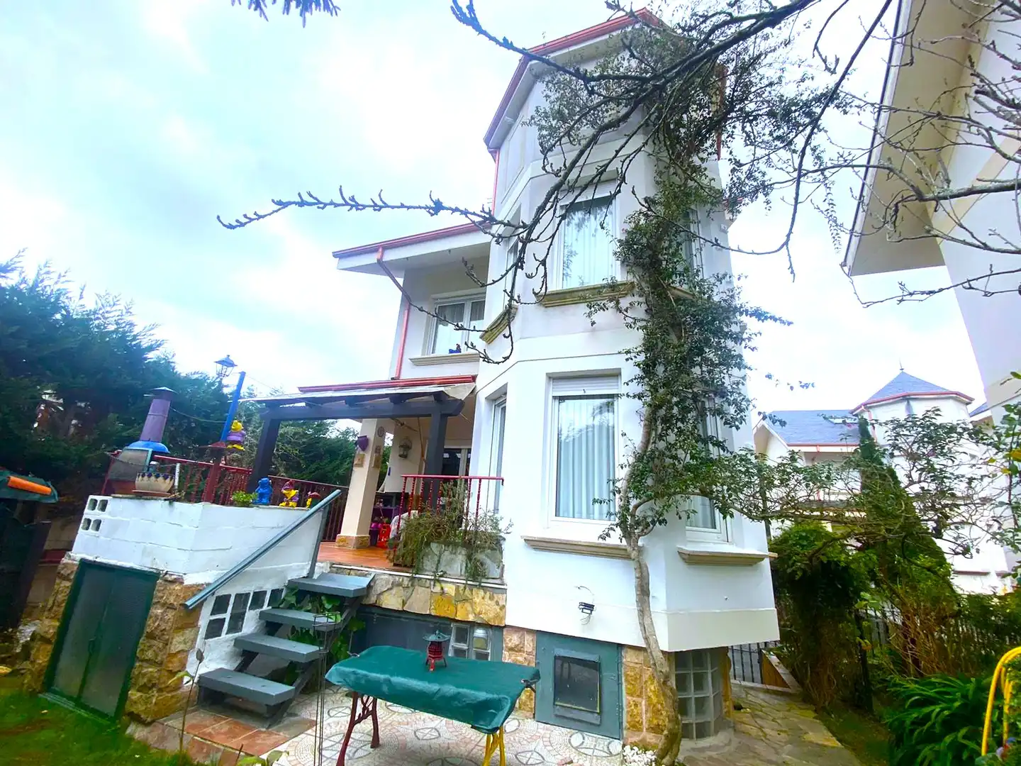 Vista exterior de Casa o chalet en venta en Castro-Urdiales con Calefacción, Jardín privado y Parquet