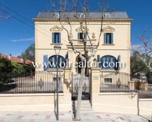 Vista exterior de Edifici en venda en El Masnou amb Alarma i Piscina comunitària