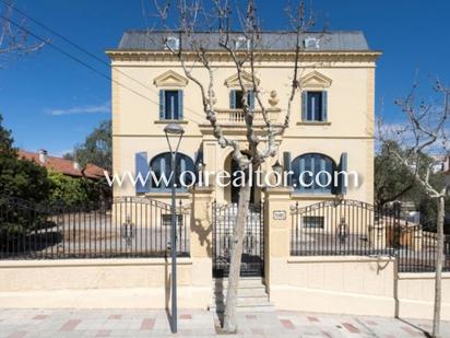 Vista exterior de Edifici en venda en El Masnou amb Alarma i Piscina comunitària