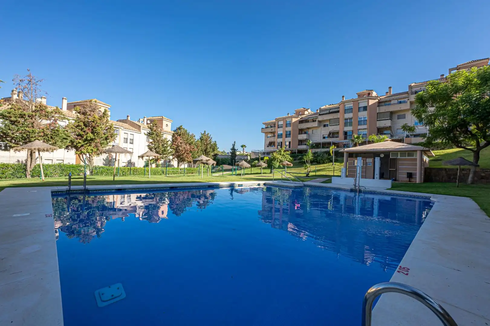 Piscina de Piso en venta en Málaga con Aire acondicionado, Jardín privado y Terraza