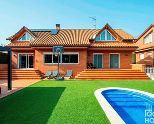 Vista exterior de Casa o xalet en venda en Sant Cugat del Vallès amb Calefacció, Jardí privat i Parquet