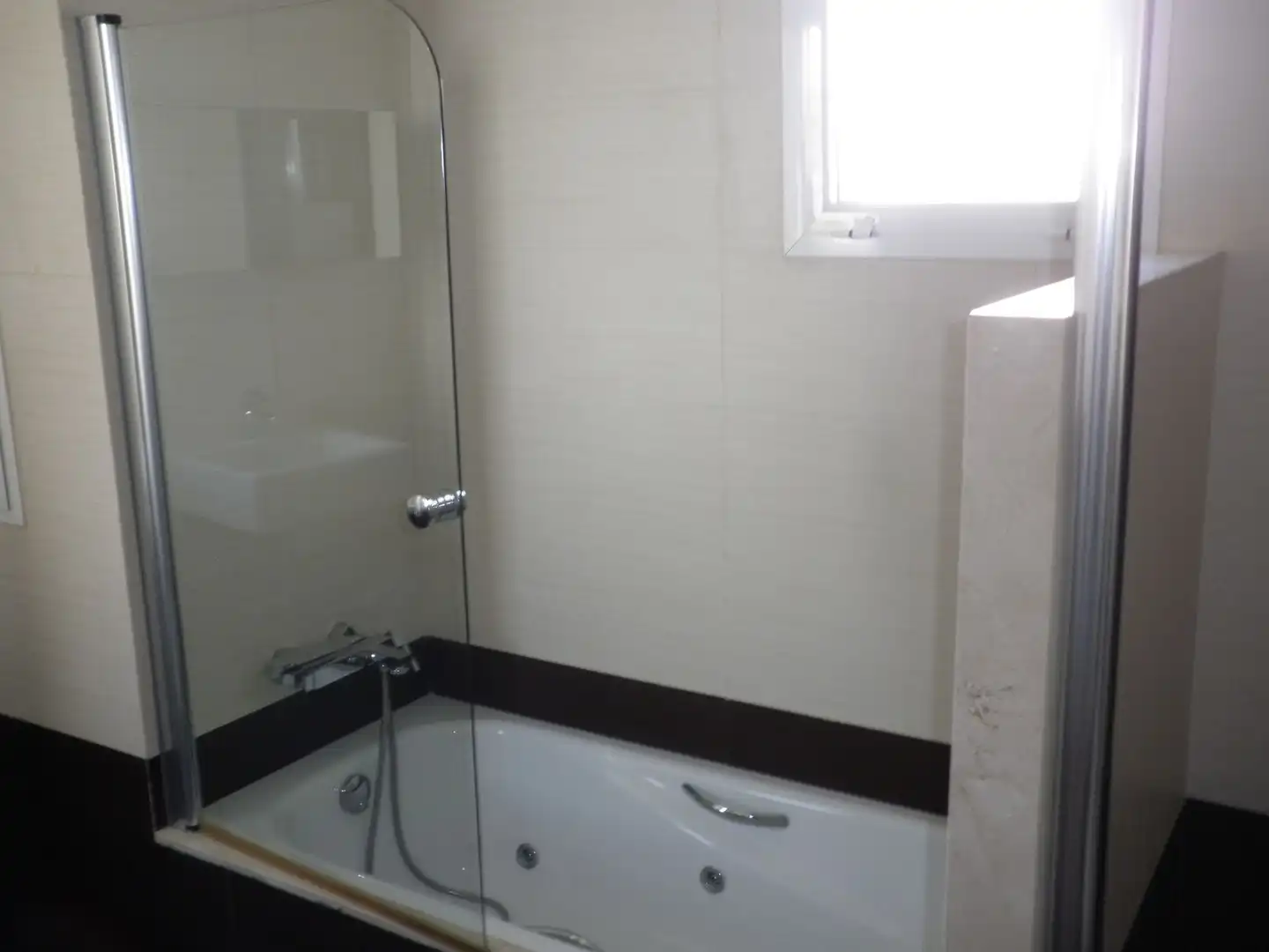 Bany de Casa adosada en venda en Estepona amb Aire condicionat, Terrassa i TV