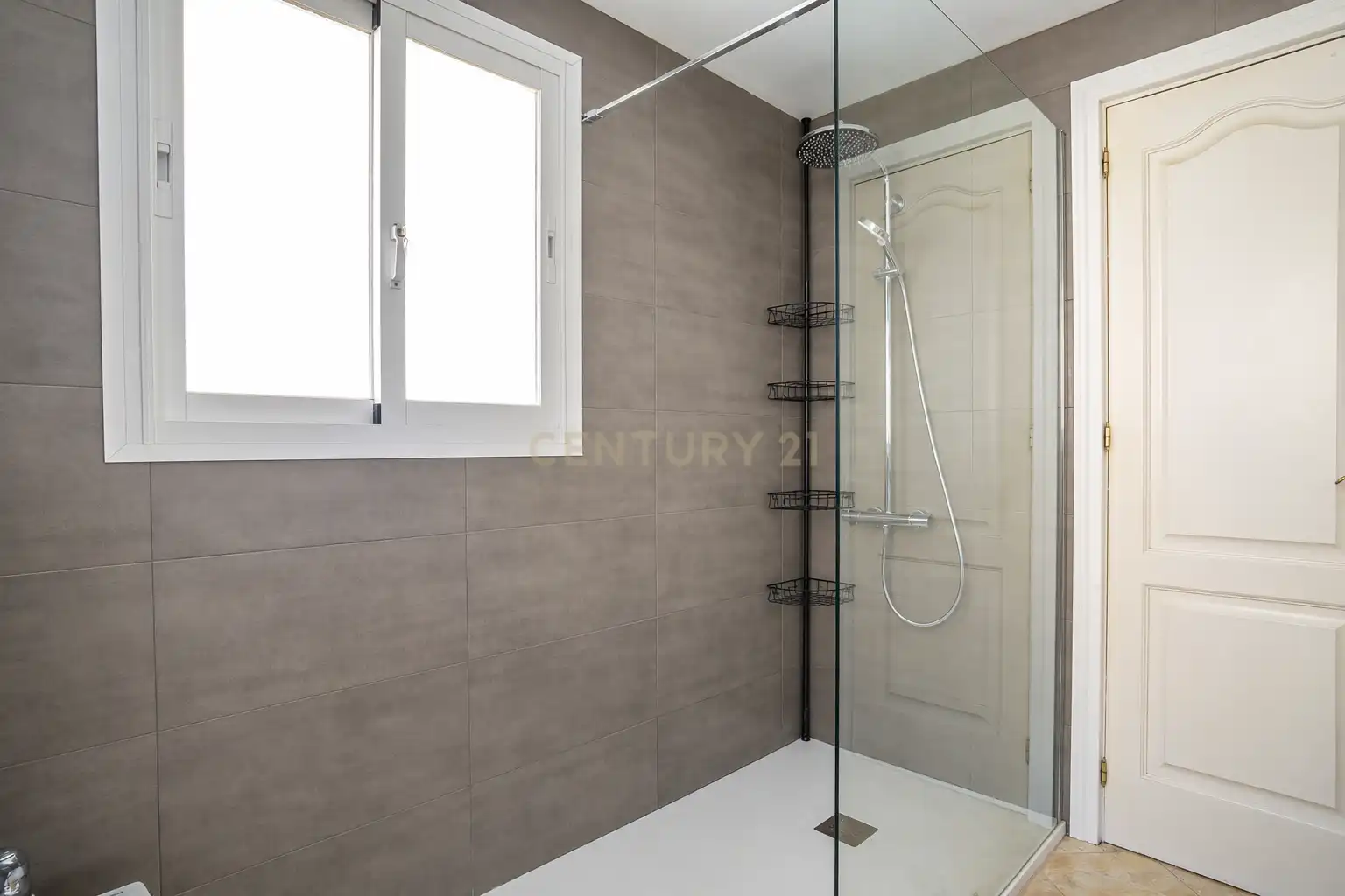 Bany de Casa o xalet en venda en Fuengirola amb Aire condicionat, Jardí privat i Traster