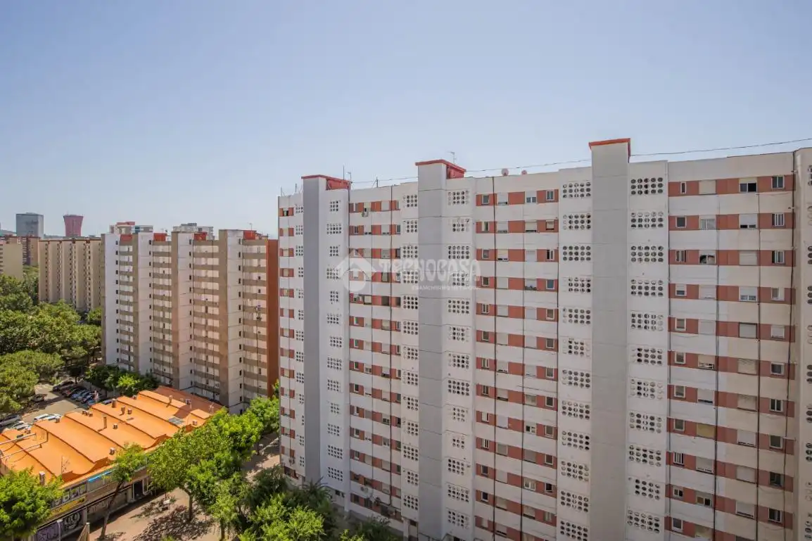 Vista exterior de Pis en venda en L'Hospitalet de Llobregat amb Balcó
