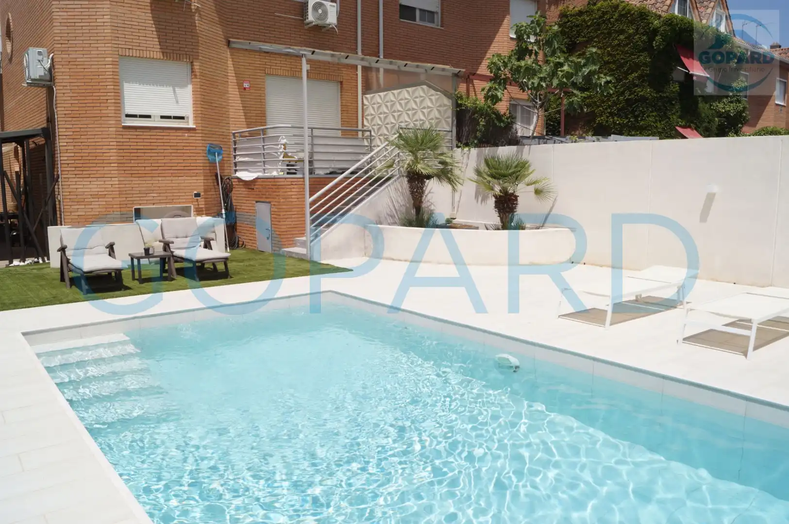 Piscina de Casa adosada de lloguer en Villanueva de la Cañada amb Aire condicionat, Calefacció i Jardí privat