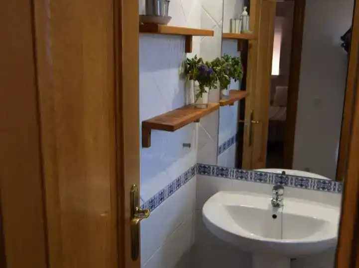 Badezimmer von Wohnung zur Miete in Benalmádena mit Klimaanlage und Schwimmbad
