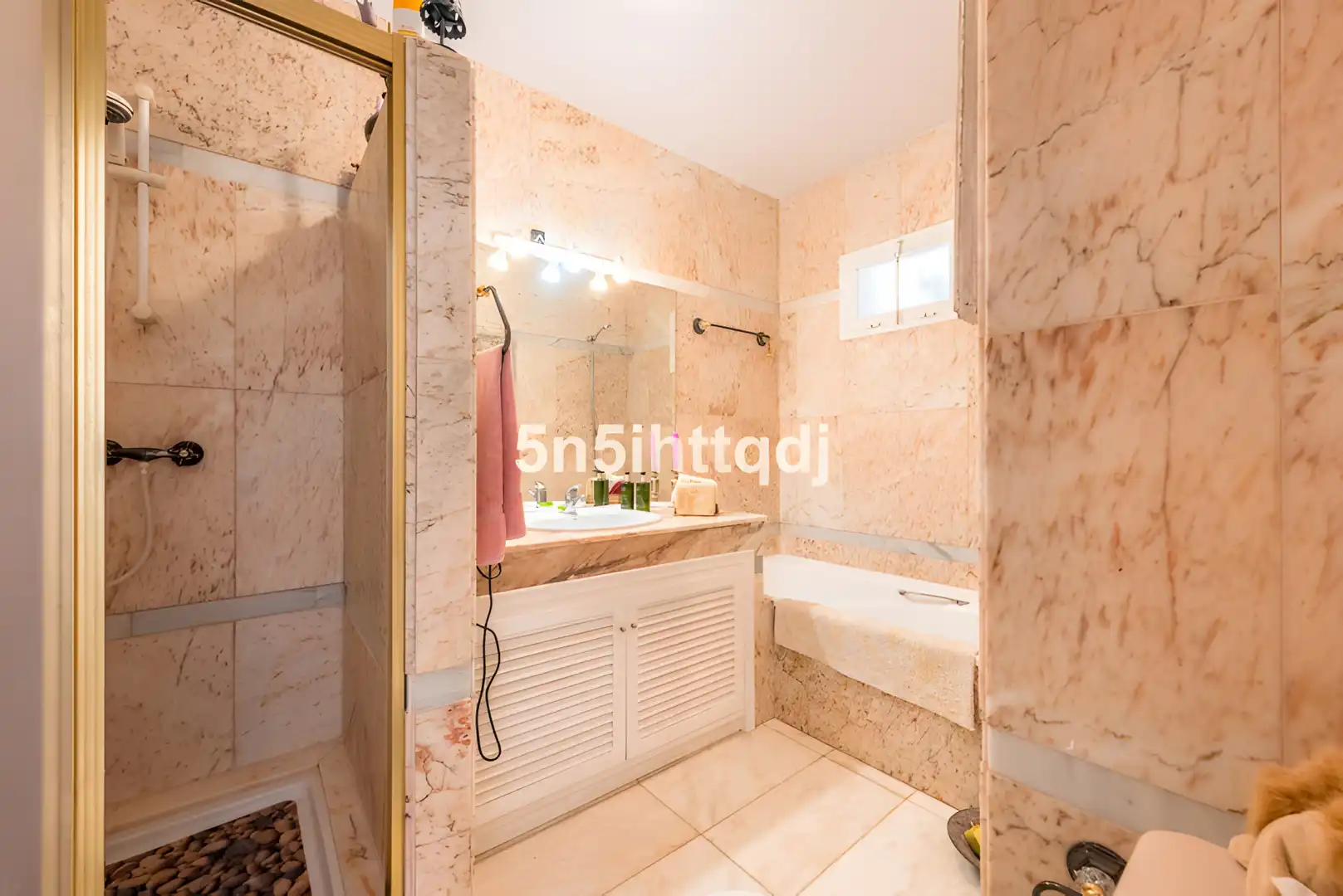Baño de Ático en venta en Marbella con Terraza, Piscina y Amueblado