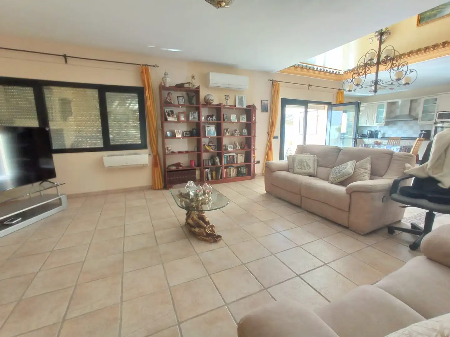 Sala de estar de Casa o chalet de alquiler en Fuengirola con Aire acondicionado, Calefacción y Jardín privado