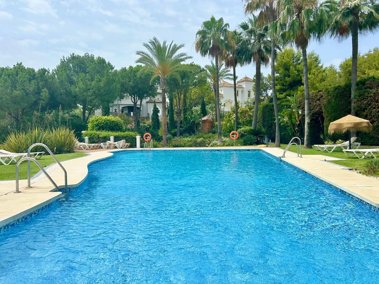 Schwimmbecken von Wohnungen zum Verkauf in Benahavís mit Klimaanlage, Terrasse und Abstellraum