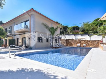Casa amb piscina en venda a Serra Brava
