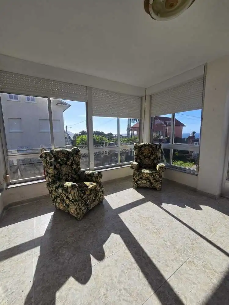 Sala d'estar de Casa o xalet en venda en Valdoviño amb Calefacció, Jardí privat i Terrassa